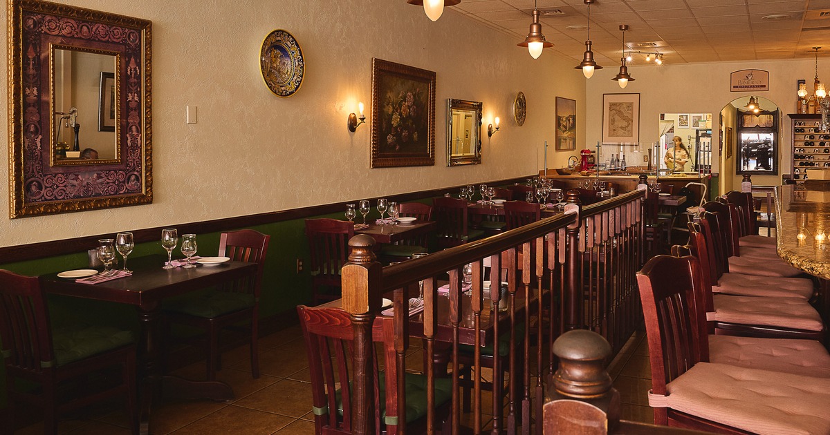 Diner area, wide view, booths