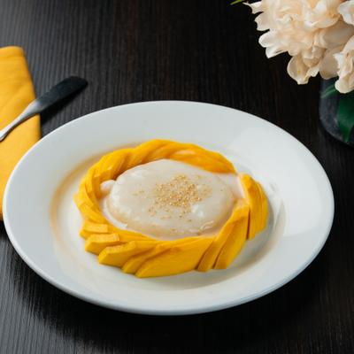 Sweet sticky rice with mango.