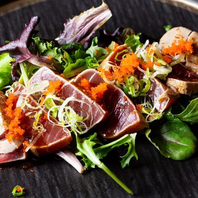 Tuna Tataki salad, close up.
