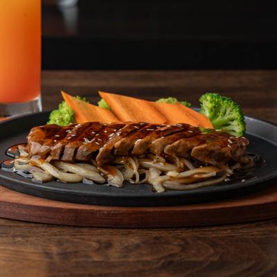 Seared pepper tuna with sauce, broccoli, and carrots.