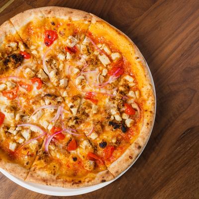 Sweet and spicy chicken pizza
