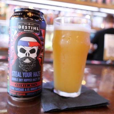 Can and beer glass of Destihl Steal your haze beer