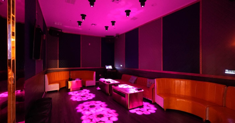 Seating place, light effect, table and booths