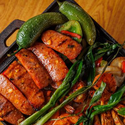 Mixed meat platter with green peppers and onions