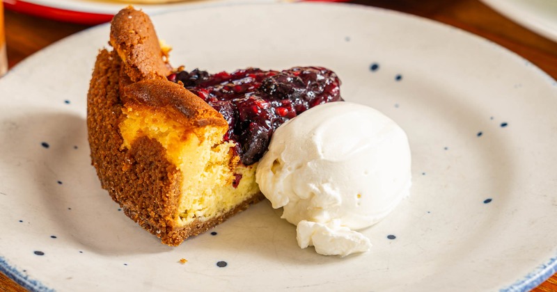 Berry cheesecake served with ice cream