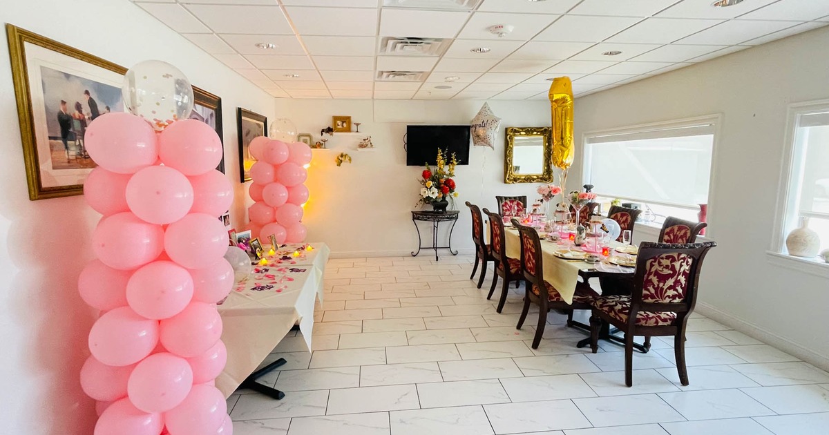 Party table, pink balloons