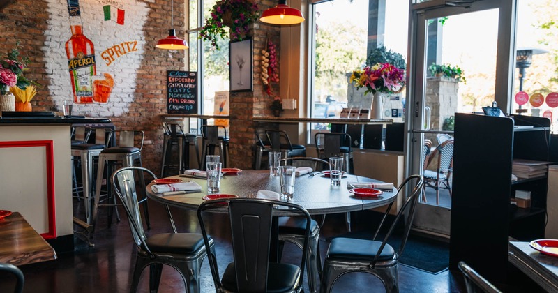 Interior, round dining table with chairs