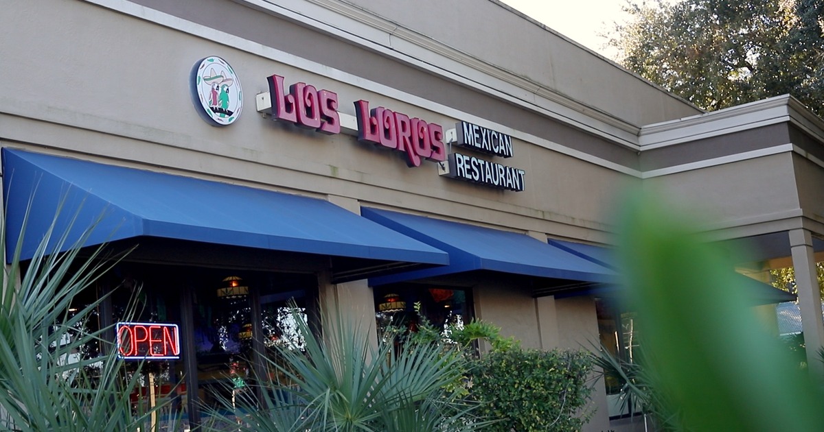 Exterior, frint view to restaurant. entrance, sign above