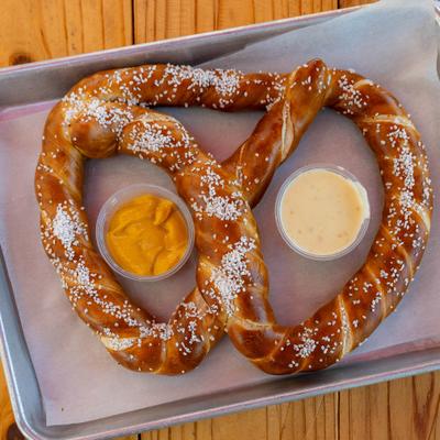 Giant pretzel, dresing
