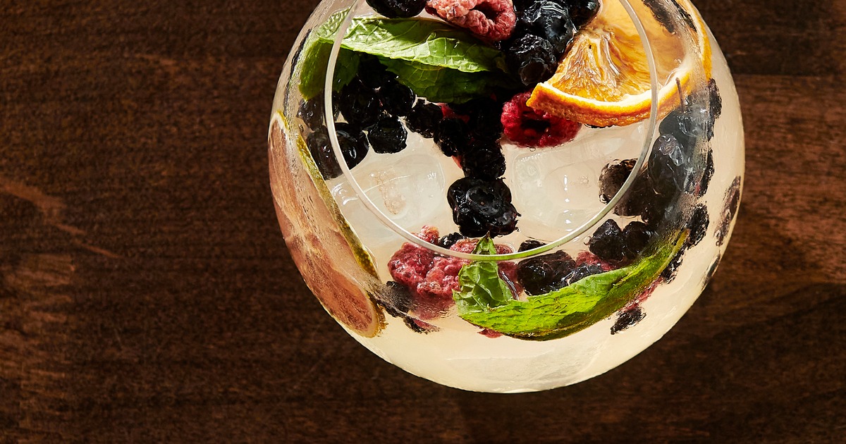 Gin and tonic with berries and mint