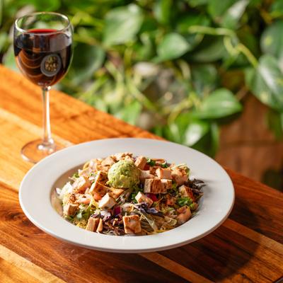 Fajita salad with chicken and red wine.