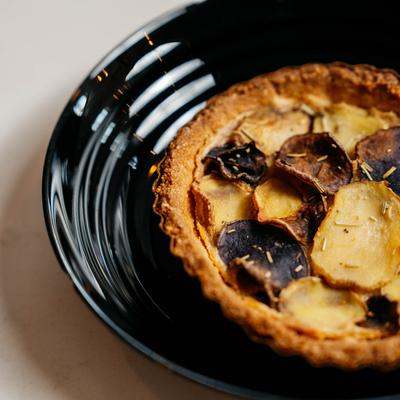 A tomato tart with rosemary, close-up.
