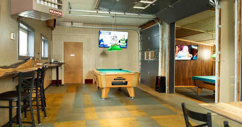 Entertainment room, pool table