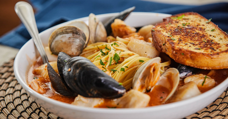Spaghetti with seafood bread and sauce