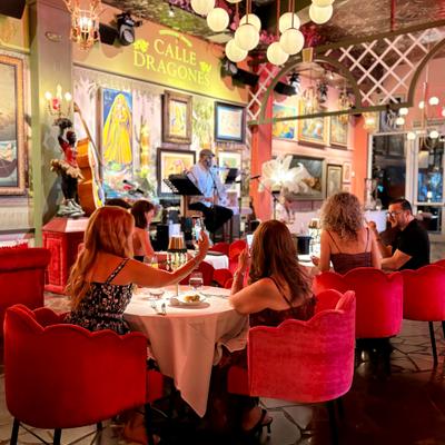 A duo “puño cerrado” playing while people are dining at the restaurant tables.