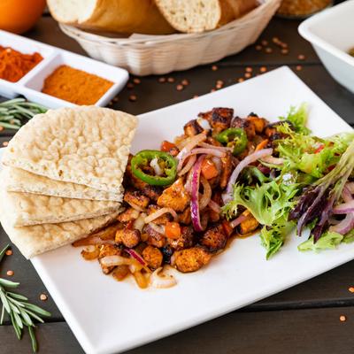 Meat dish with pita bread and vegetables