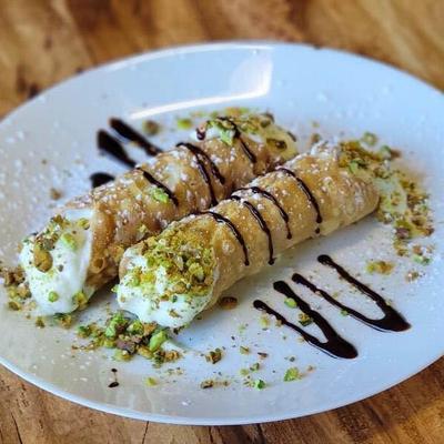 Cannoli, served.