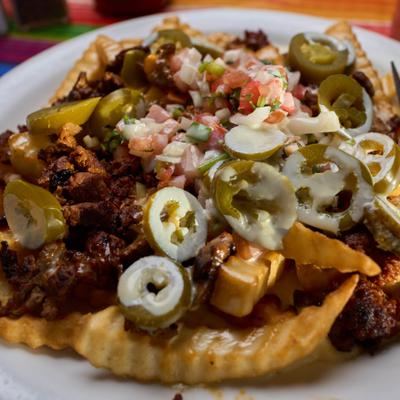 Fries topped with seasoned meat, jalapenos, pico de gallo, and creamy sauce.