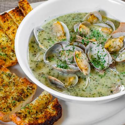 Steamed clams served with garlic bread.