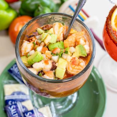 Shrimp cocktail served with crackers.
