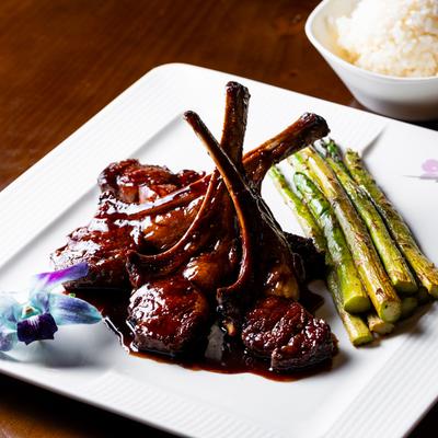 Lamb ribs with rice and asparagus.