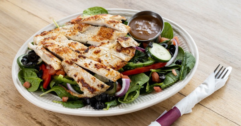 Spinach salad with grilled chicken