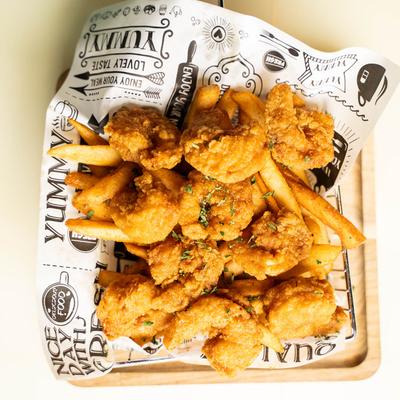 Served fried shrimps.