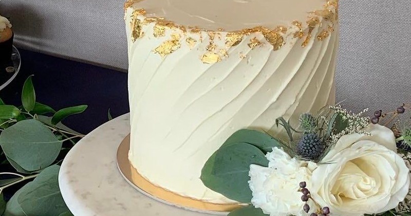 Cake with white rose shaped fondant