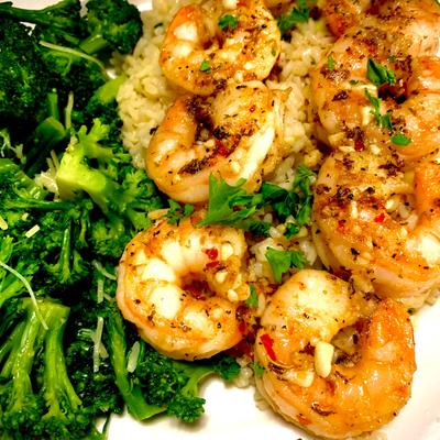 Garlic shrimp, with rice, and broccoli.