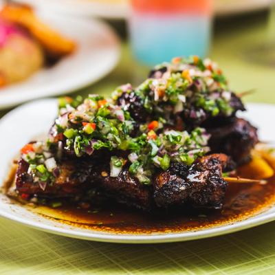 Chicken skewers with chopped vegetables