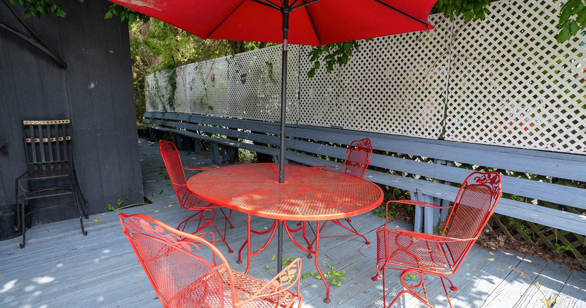 Exterior, round table, chairs, parasols, patio