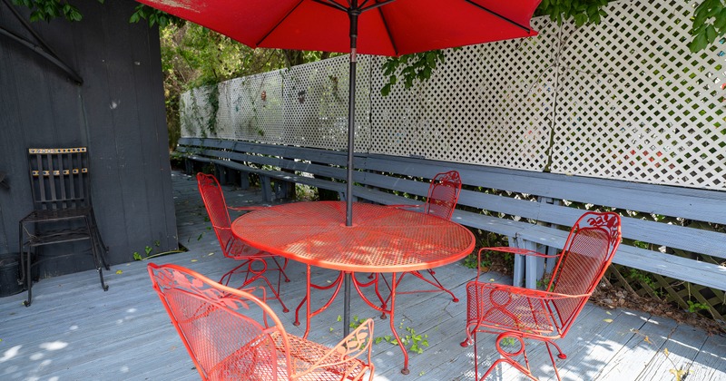 Exterior, round table, chairs, parasols, patio