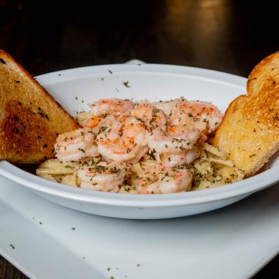 Linguine pasta with shrimp and garlic toast.