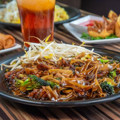 Stir-fried noodles with broccoli topped with fresh bean sprouts.