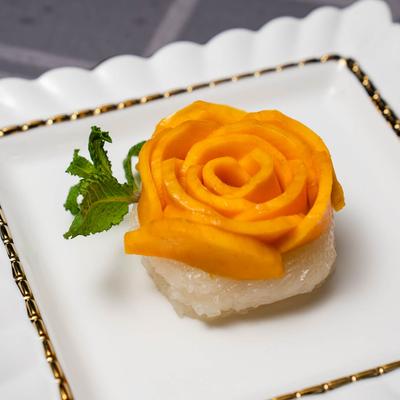 Sticky rice topped with mango slices.