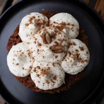 Cake with walnuts and cream.