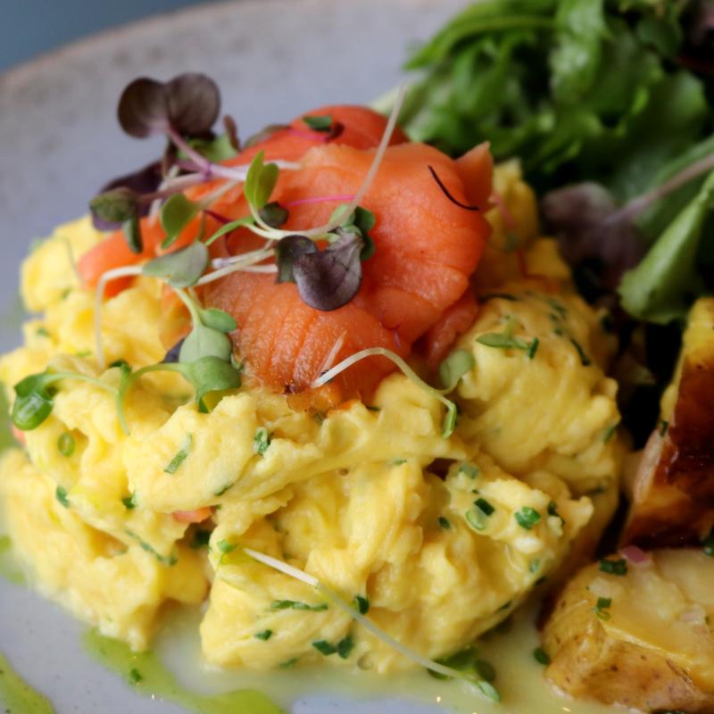Oeufs Brouillés Au Saumon Fumé photo