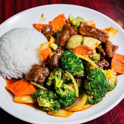 Beef and broccoli stir-fry with white rice.