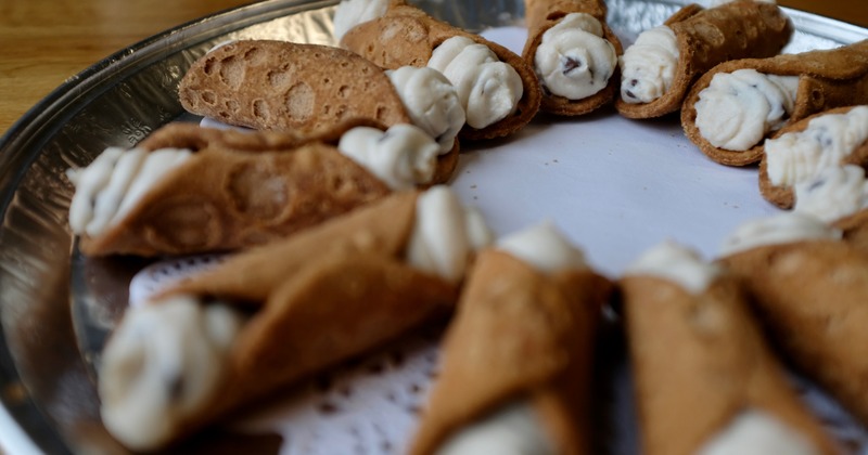 A tray of cannoli