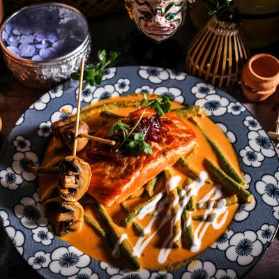 Fish steak with mushrooms and sauce