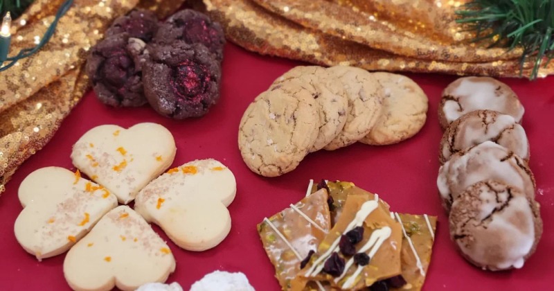 Holla-Day Cookie Box contents