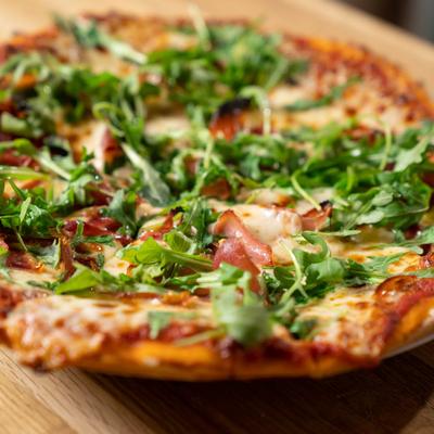 Prosciutto and arugula pizza.
