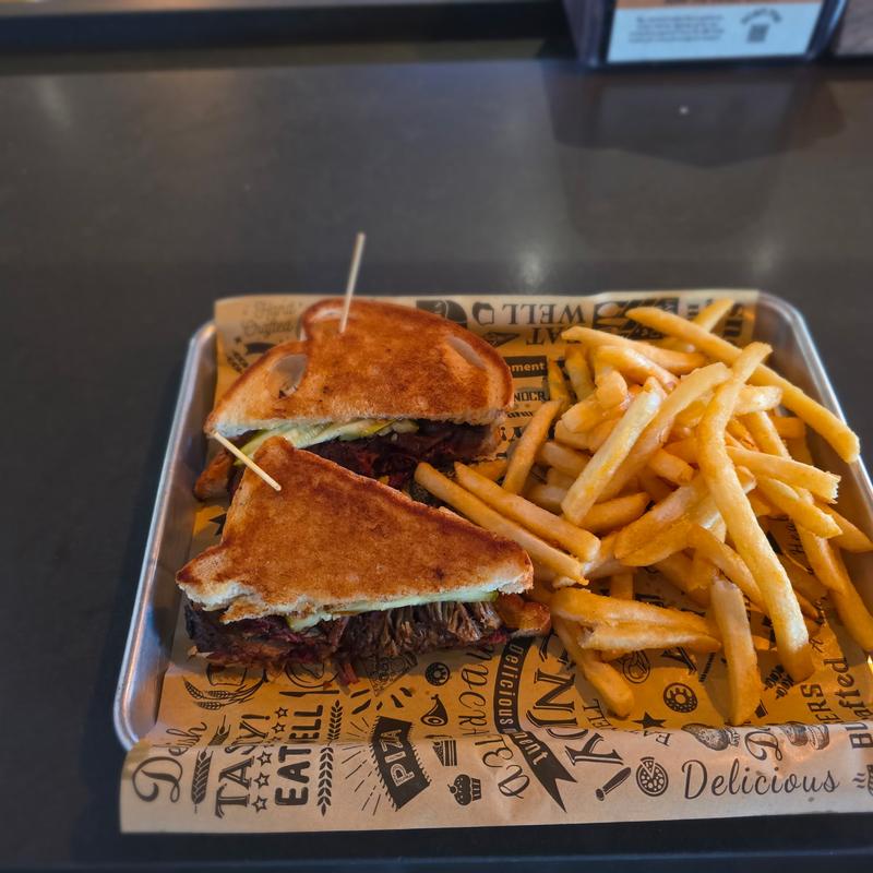 SMOKIN’ HOOK BRISKET SANDWICH photo