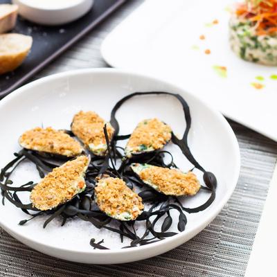 Baked mussels with crunch.