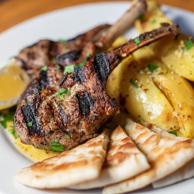 Lamb chops served with thin bread and potatoes