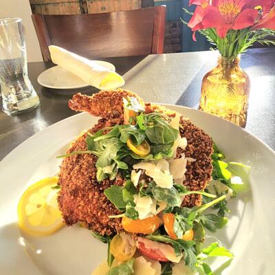 Crispy fritter, with arugula and tomatoes.