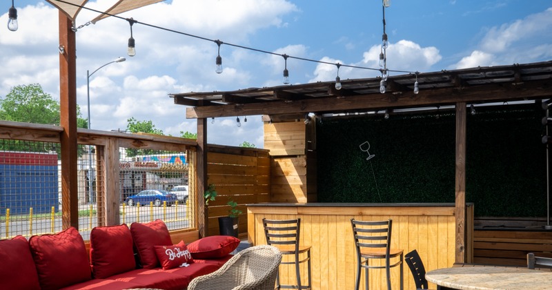 Exterior, patio seating