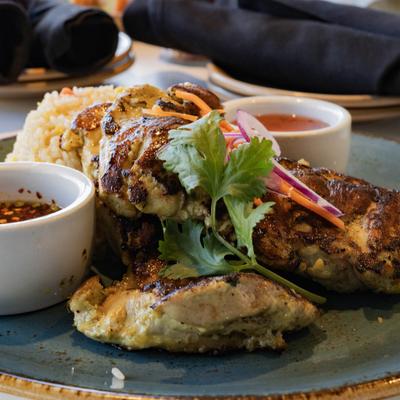 Bangkok grilled chicken with rice and dipps.