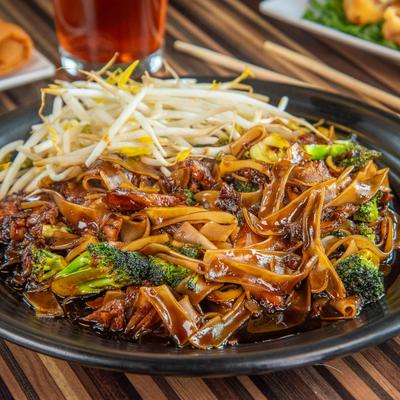 Stir-fried noodles with broccoli topped with fresh bean sprouts.