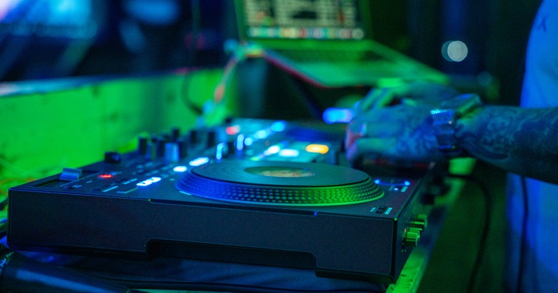 Interior, DJ hands ower the gramophone, close up